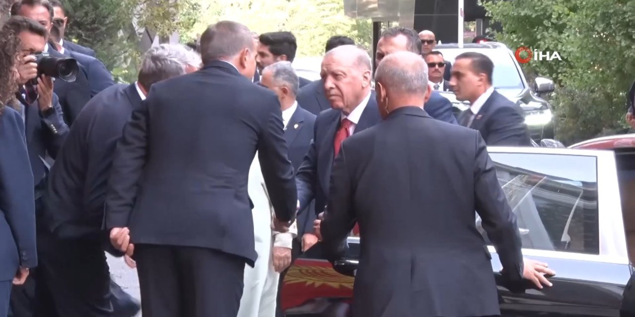 Cumhurbaşkanı Erdoğan'a Bişkek'te  "dombralı" karşılama