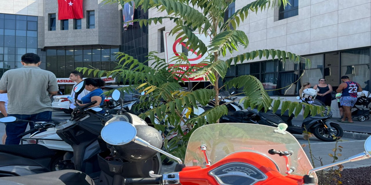 Hastane otoparkında dikkat çeken çelişki ! Yasak tabelasının altında onlarca motosiklet