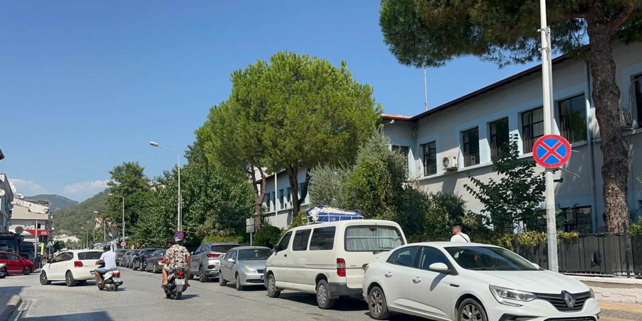 Marmaris’te “park yasaktır” tabelası süs olarak mı görülüyor?