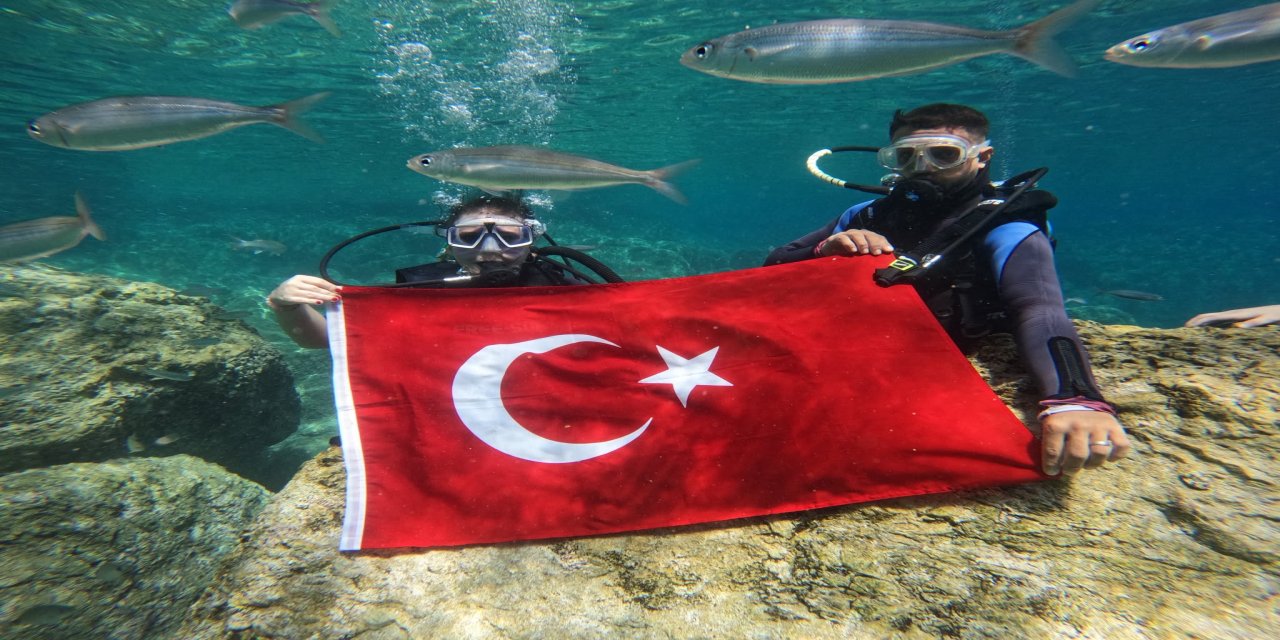 Marmaris’in derinliklerinde Türk bayrağı açtı
