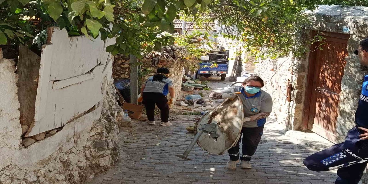 Kötü kokuların yayıldığı çöp evden 5 ton çöp çıkarıldı