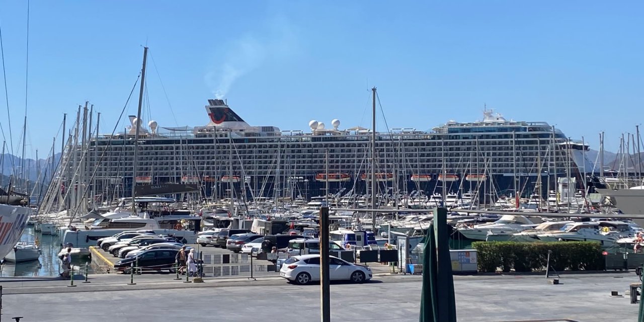 Dev kruvaziyer 'Mein Schiff 5' Marmaris Limanı'na yanaştı