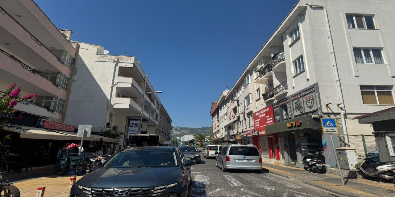Marmaris’te trafik karmaşası “Dörtlüleri yakmak park izni değil”