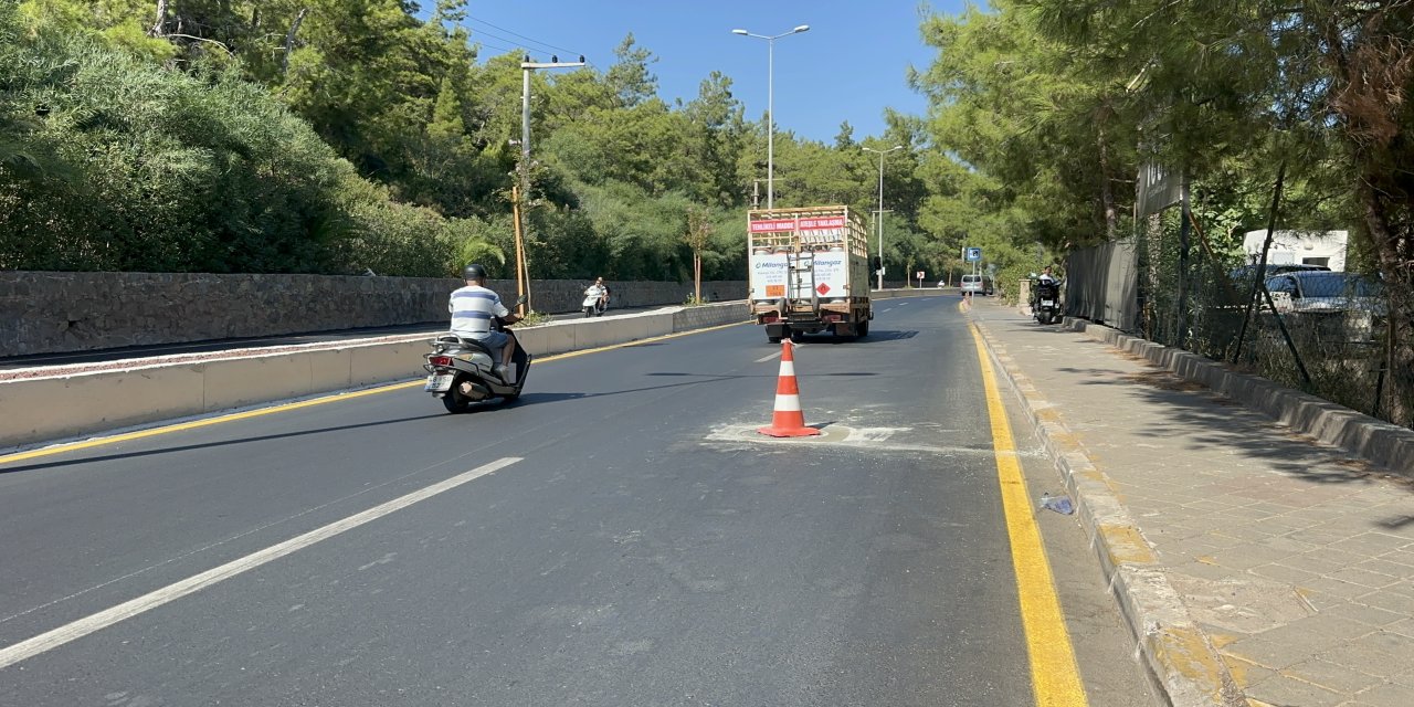 İçmeler-Marmaris yolunda yıpranan rögar kapakları yenilendi