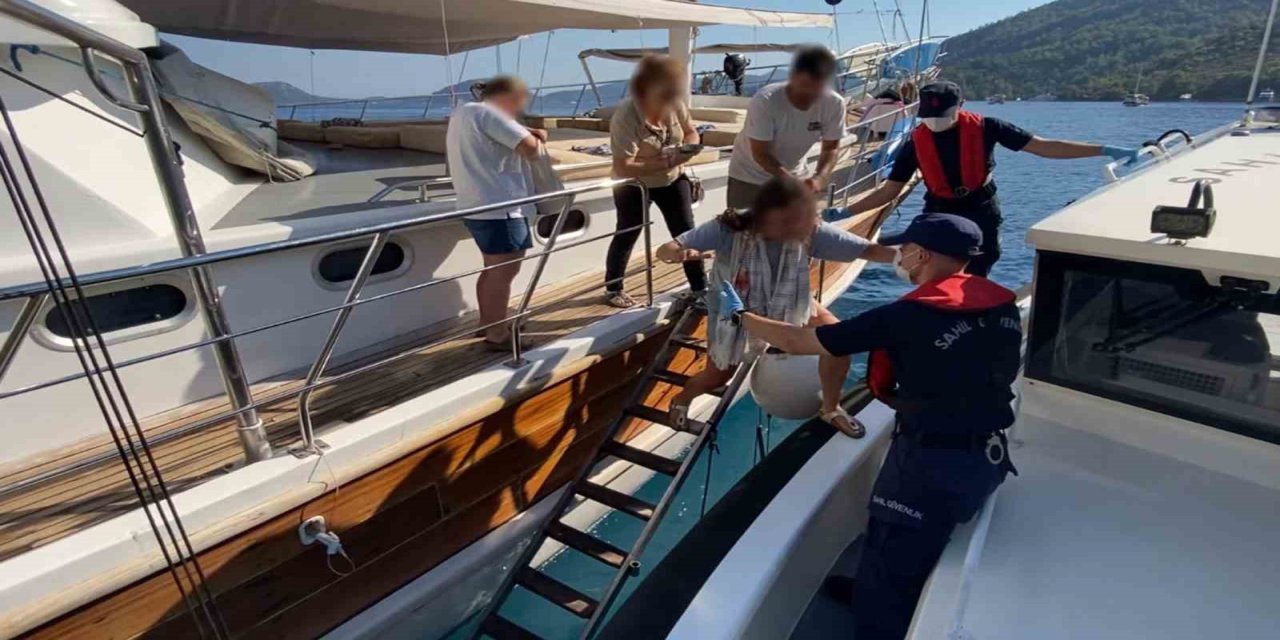 Fethiye’de gezi teknelerinde yaralanan iki kişiye tıbbi tahliye gerçekleştirildi