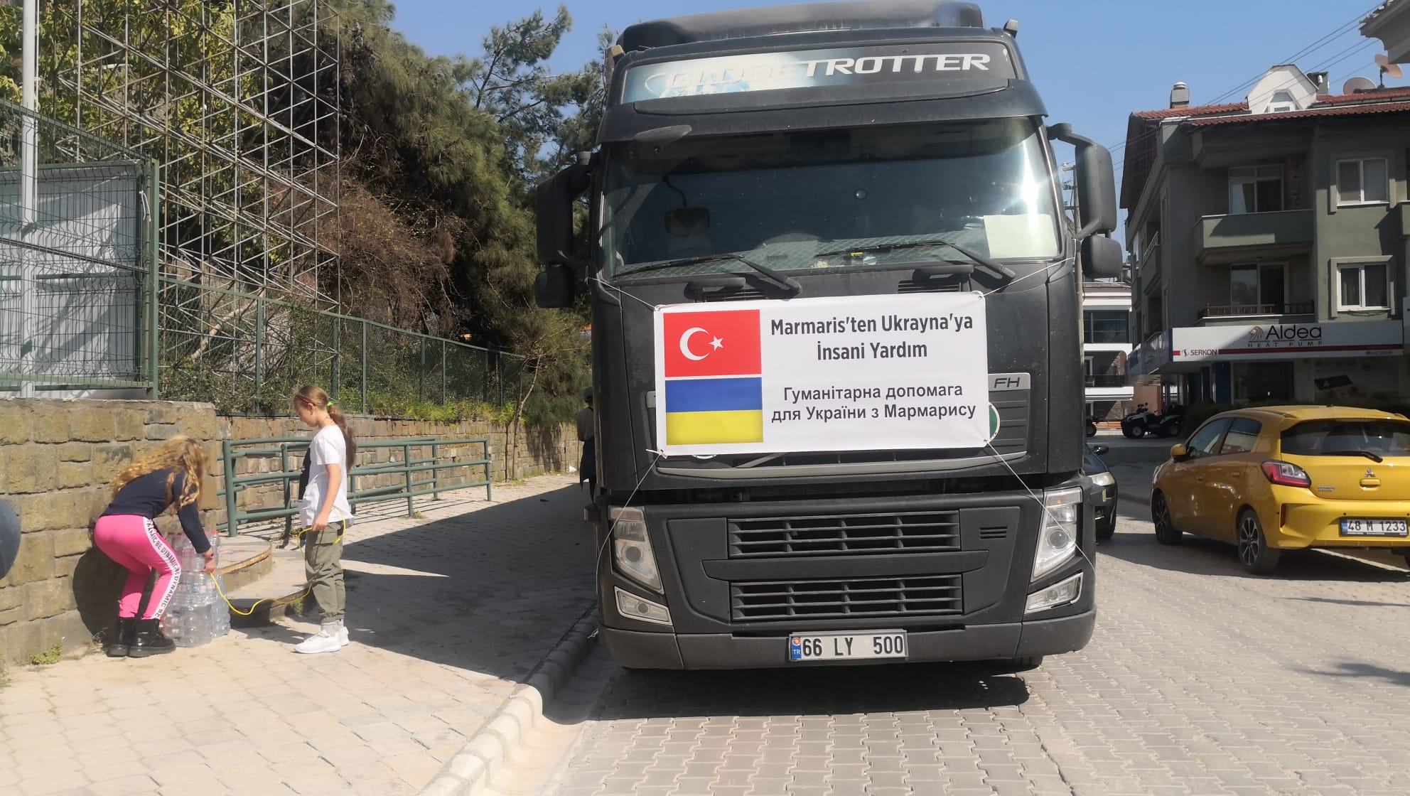 MARMARİSTE YAŞAYAN UKRAYNALILAR ÜLKELERİNE YARDIM GÖNDERDİ