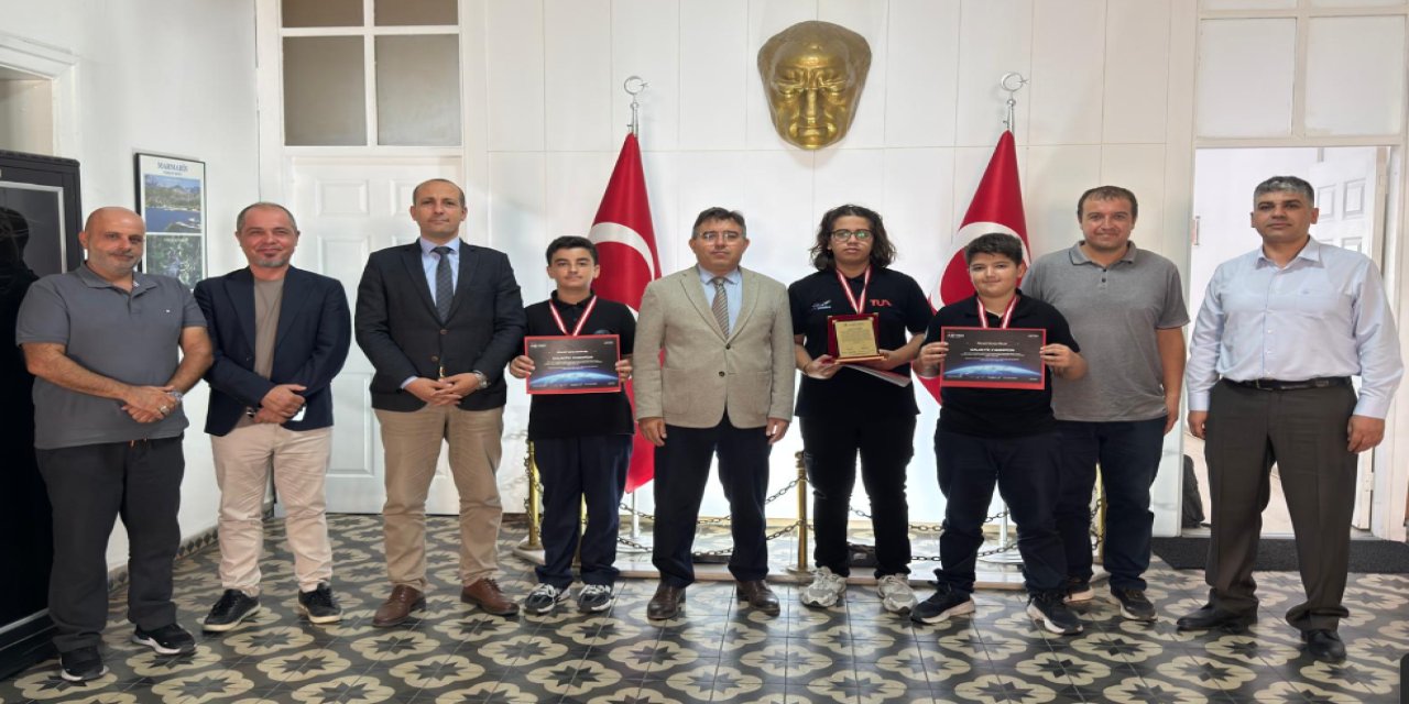 Astro Hackathon’da Türkiye ikincisi olan Marmarisli öğrencilerden Kaymakam Kaya’ya ziyaret