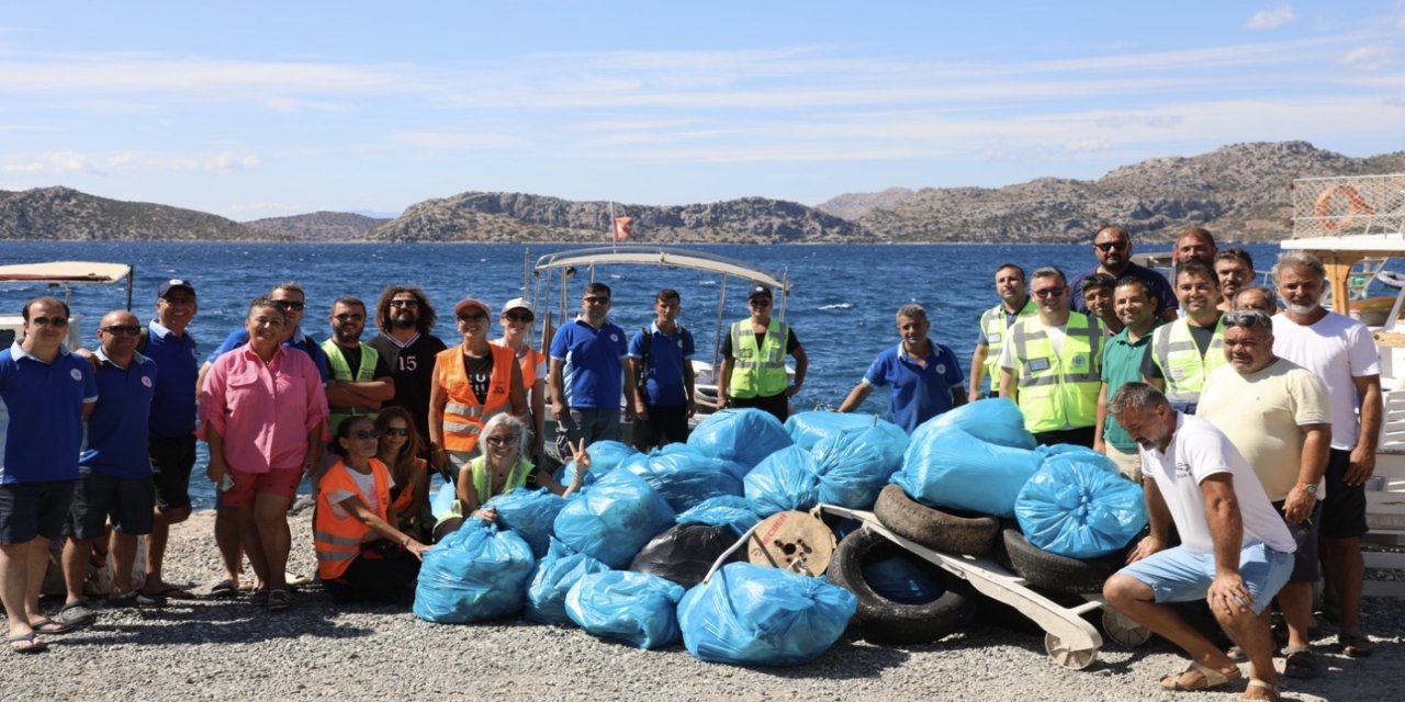 Söğüt koylarında 1 ton atık toplandı