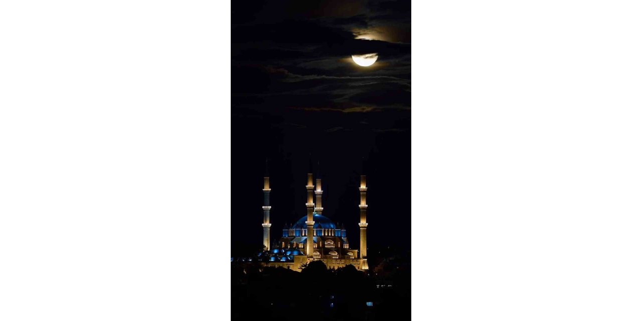 Selimiye Camii, parçalı dolunay manzarasıyla mest etti