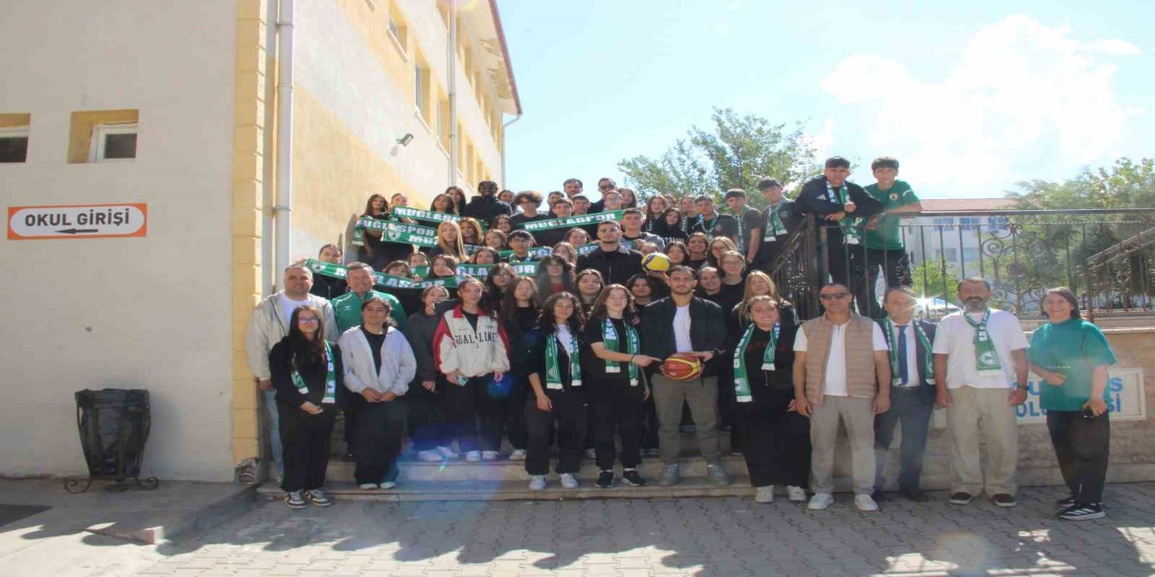 Muğlaspor oyuncuları, Turgut Reis Anadolu Lisesi’nde gençlerin sorularını yanıtladı