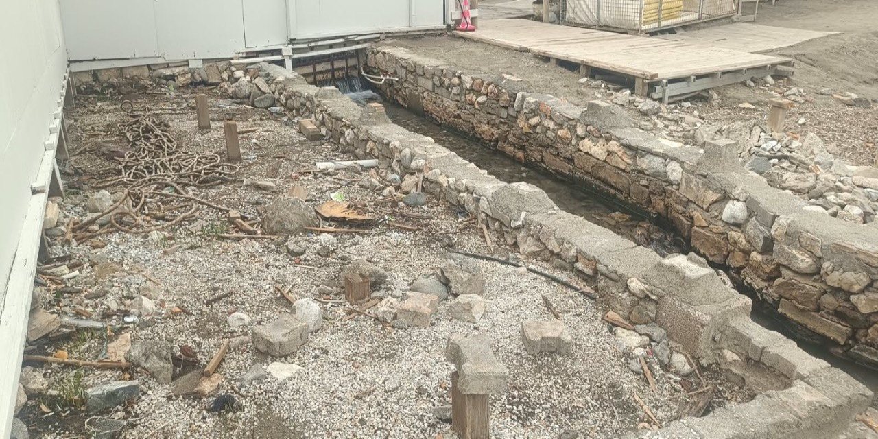 Akyaka sahilindeki molozlar tepki çekiyor: Bu çirkin görüntü ortadan kalkacak mı?