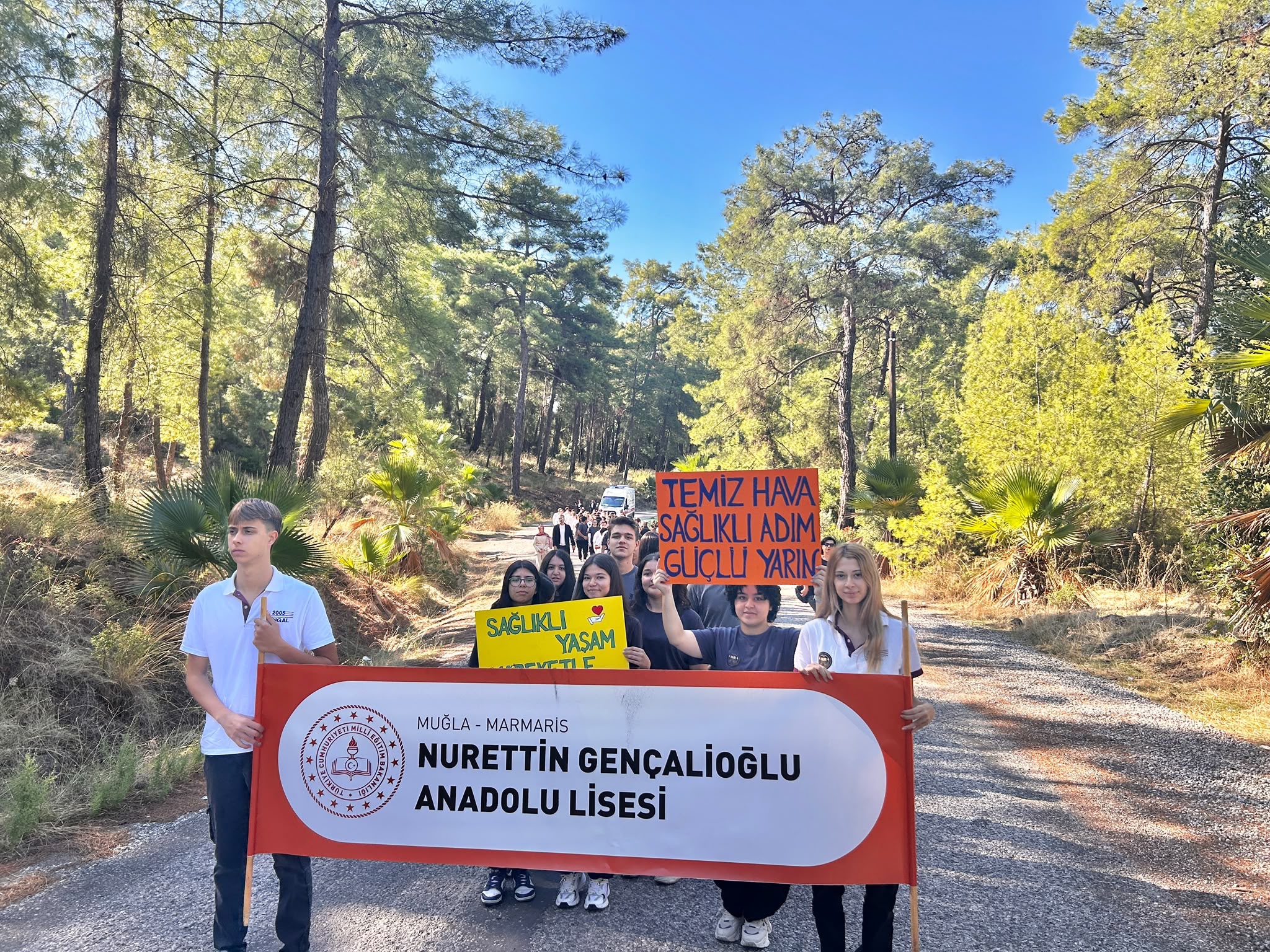 Marmaris’te öğrenciler sağlıklı yaşam için yürüdü