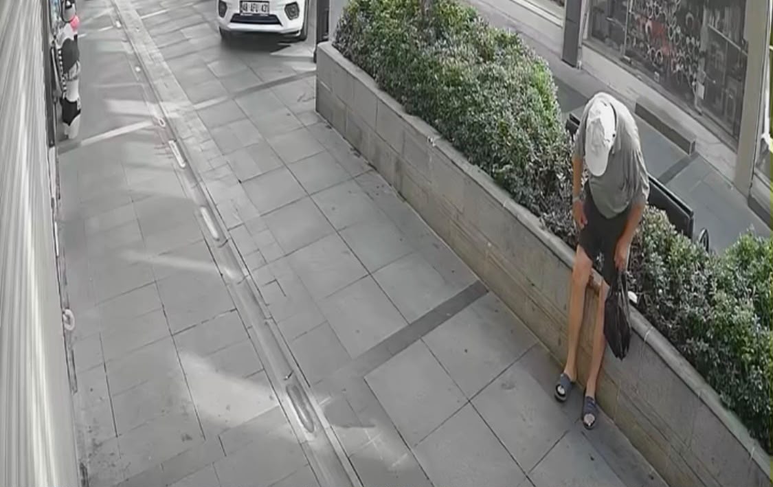 Marmaris’te çiçekliğe tuvaletini yaptı, esnaf kamerayı izleyince şaşkına döndü