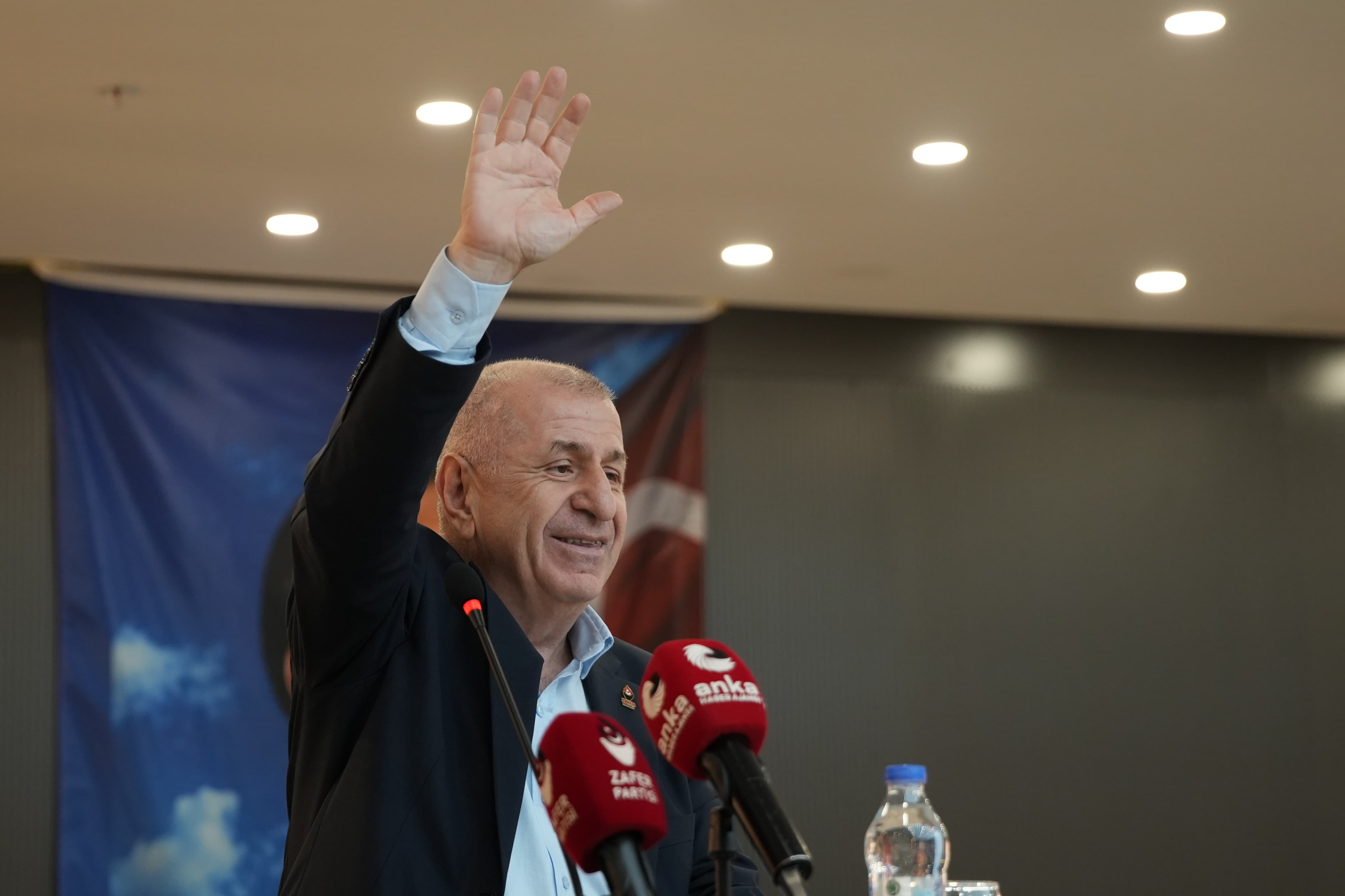 Özdağ “Bu yükü Türk milleti taşımamalı”