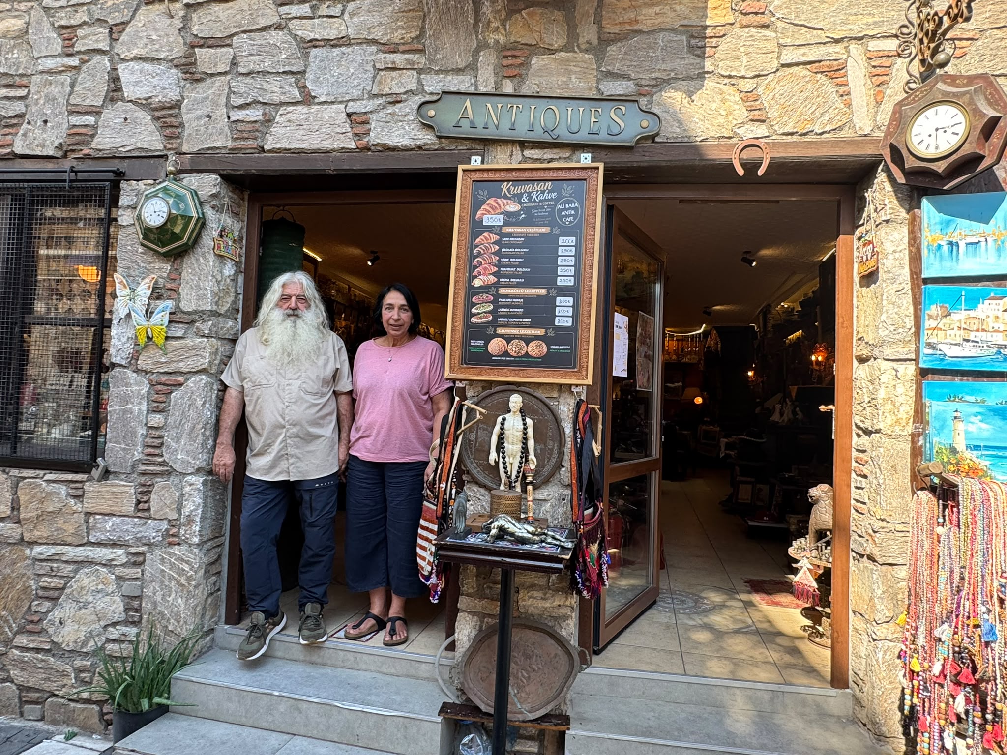 Barlar Sokağı’nda taş plak, antika ve sanat buluşması