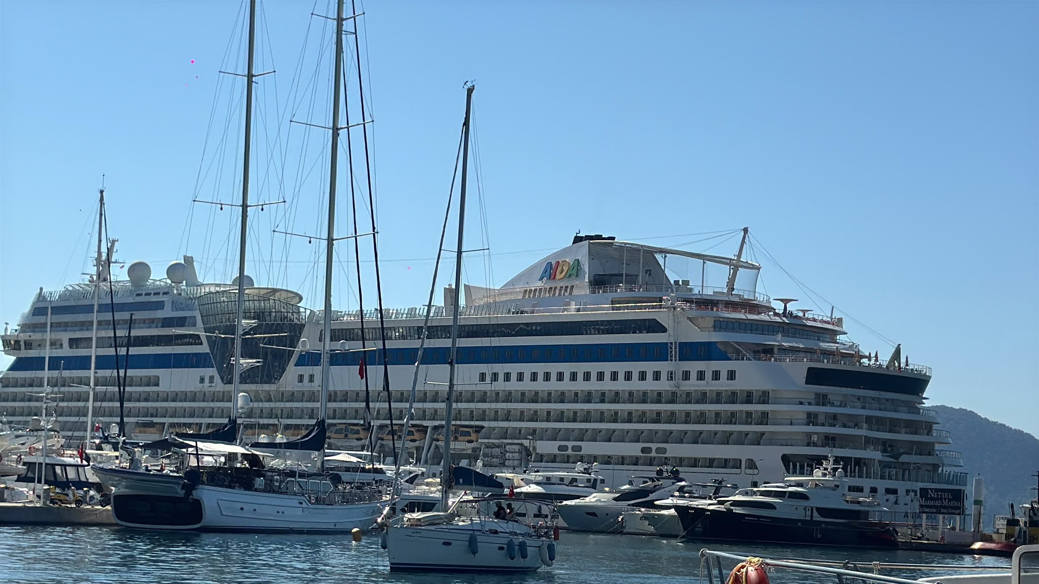 Marmaris’e bir haftada üç gemiyle 9 bin 400 kişi geldi