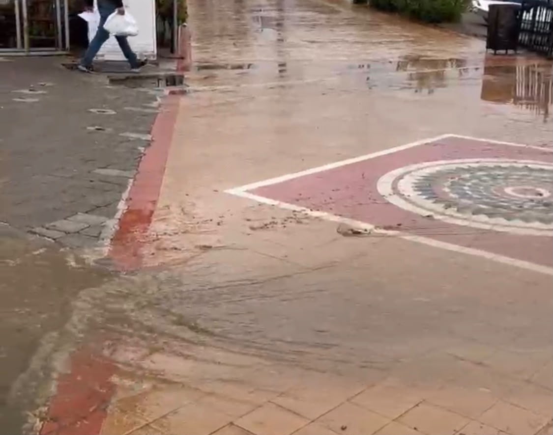 Marmaris’te yine taştı Lağım suları denize aktı!