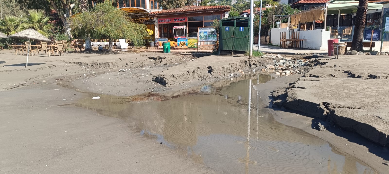 Akyaka sahilinde derin yarıklar