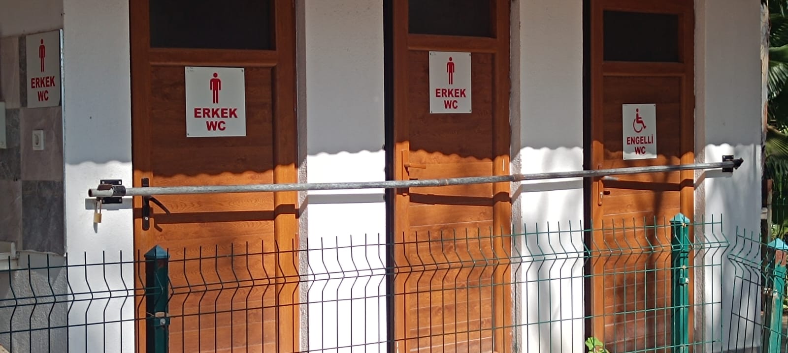 Akyaka’da tuvaletlere demir engel