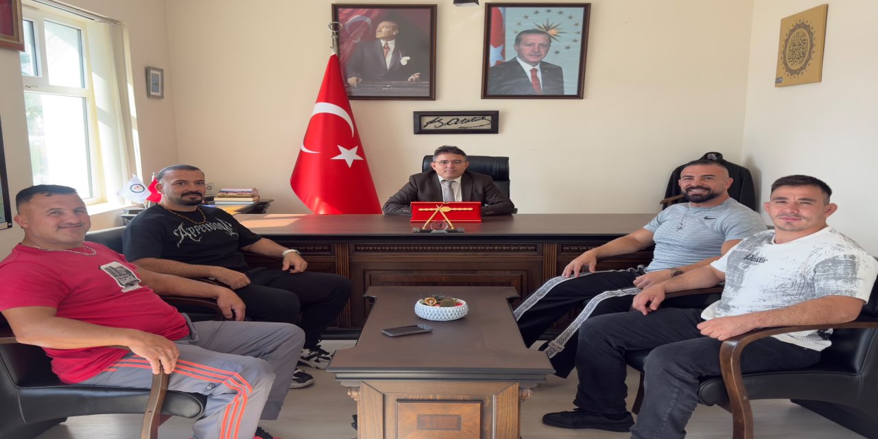 Kaymakam Kaya’ya anlamlı ziyaretten anlamlı hediye