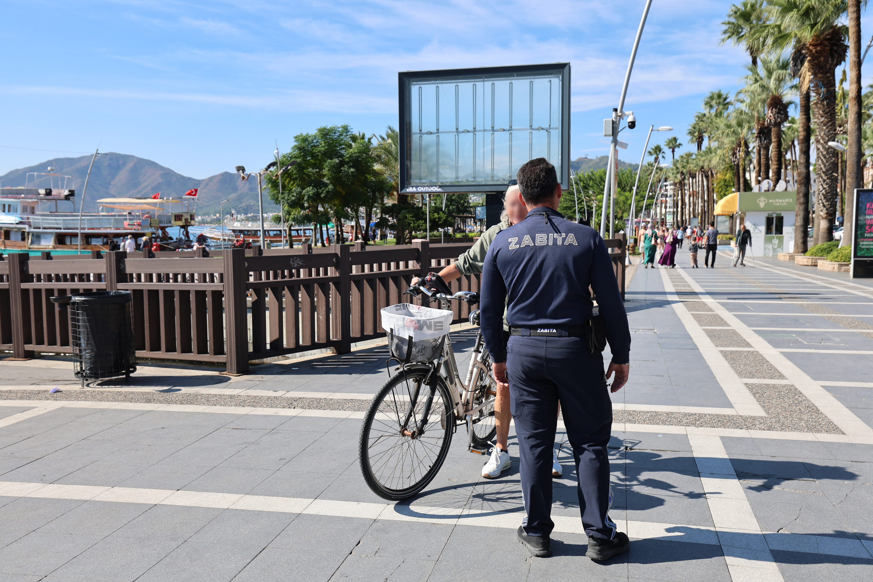 Marmaris Zabıtasından yaya yollarında denetim