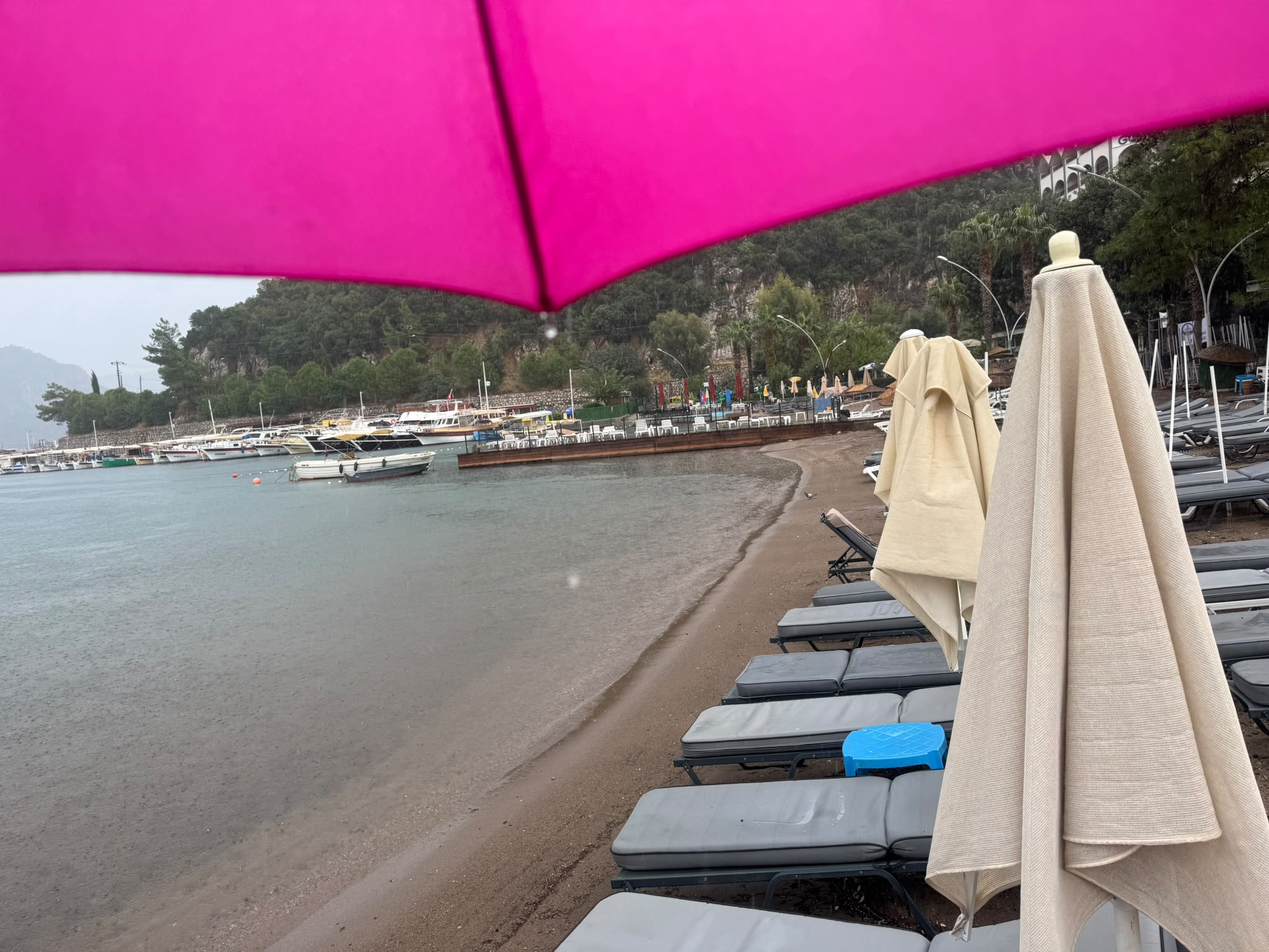 Marmaris’te Plaj şemsiyelerinin yerini yağmur şemsiyeleri aldı