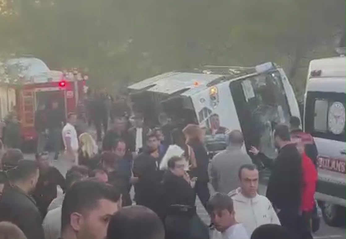 Hisarönü’nde personel servisi devrildi 2’si ağır 3 yaralı