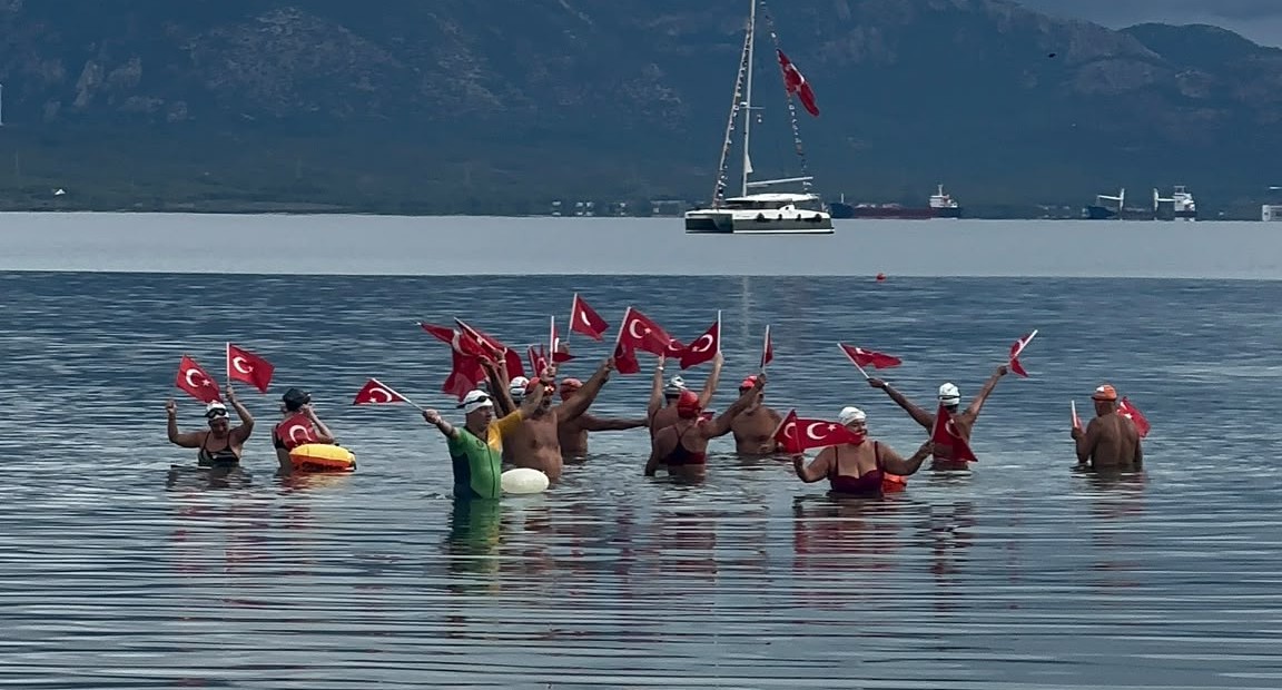 Datça’da Cumhuriyet için 1.923 metre yüzdüler