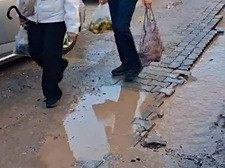Marmaris’te pazara giden yolda çamur çilesi