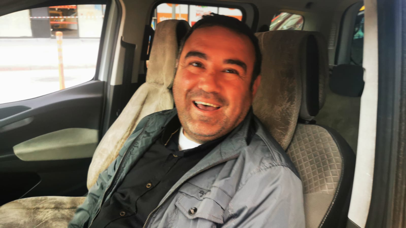 MARMARİS'TE İNGİLİZ TURİSTLER YÜZLERİ GÜLDÜRDÜ