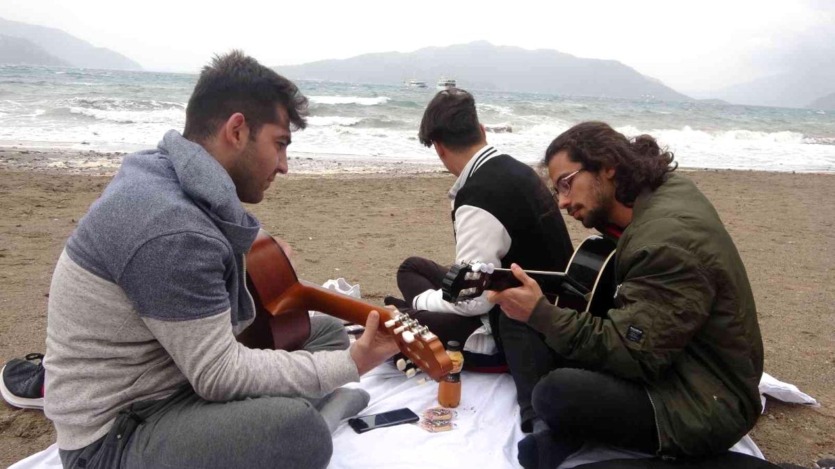 Şiddetli rüzgara aldırış etmediler sahilde gitar çaldılar