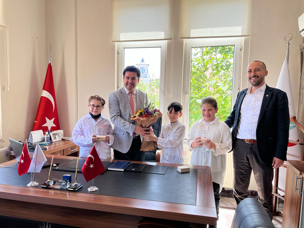 DOKTOR OLMAK İSTEYEN MİNİK YÜREKLER MARMARİS SAĞLIK MÜDÜRÜNÜ ZİYARET ETTİ