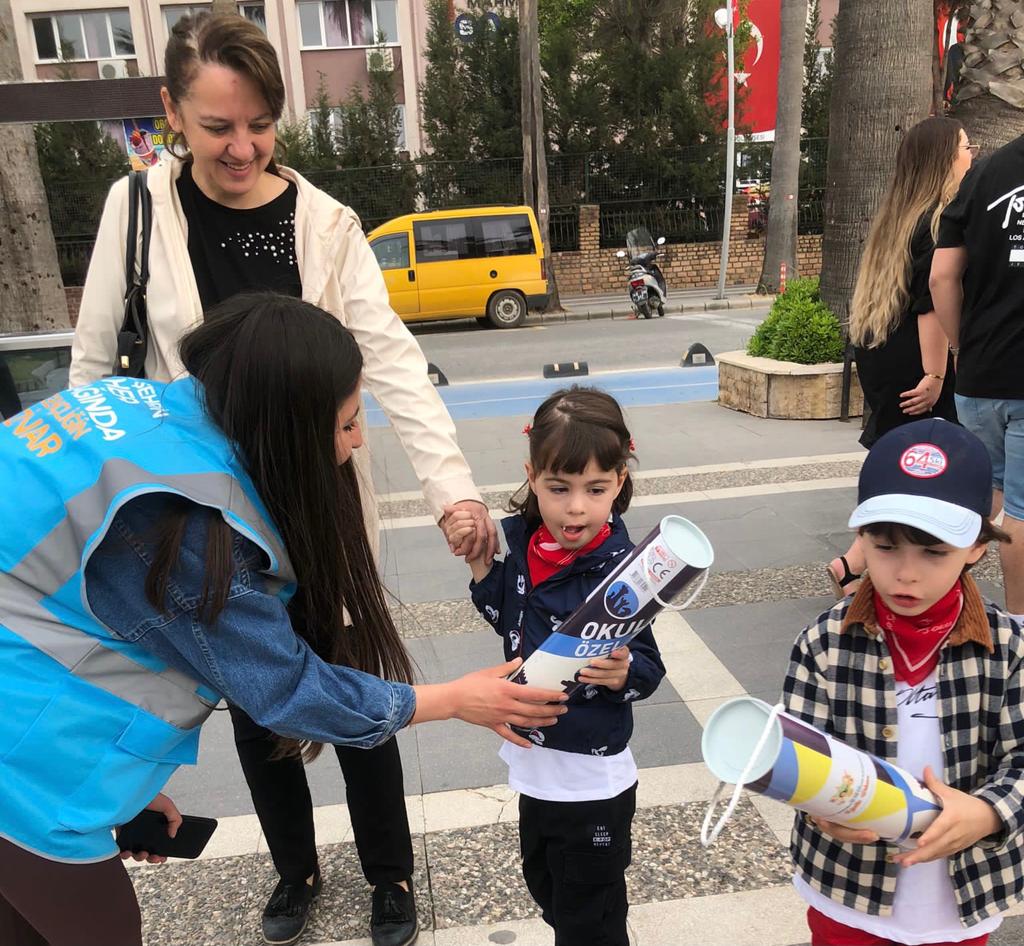 MARMARİS AK PARTİLİLERDEN ÇOCUKLARA SATRANÇ TAKIMI