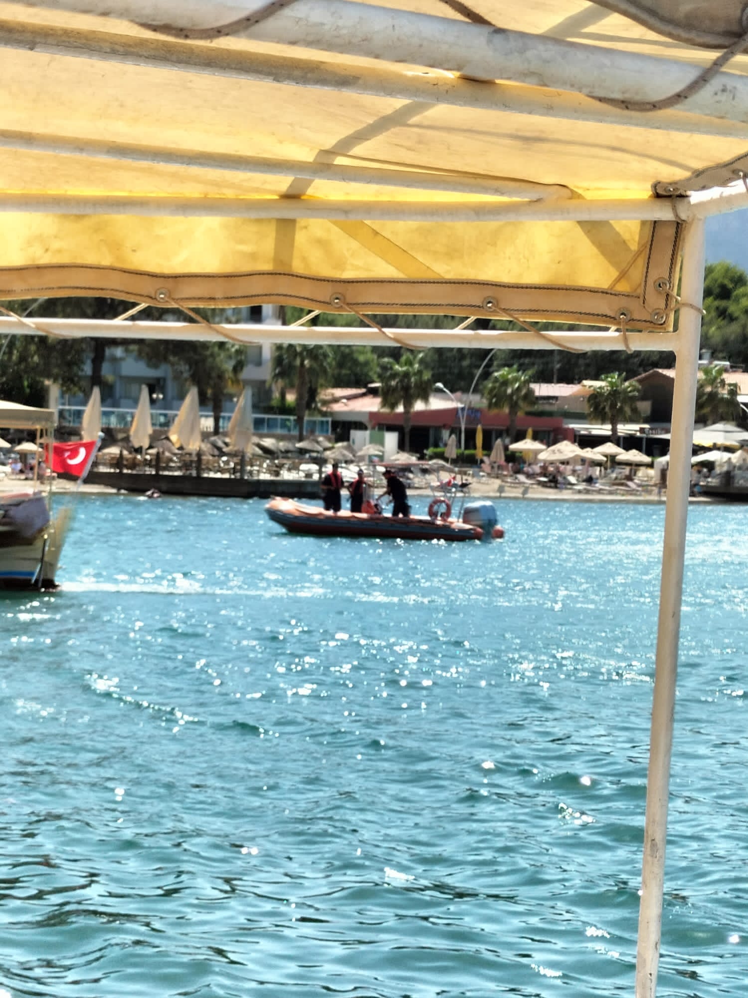 MARMARİS'TE YÜZEREK ADALARI DOLAŞAN KADIN KORKUTTU