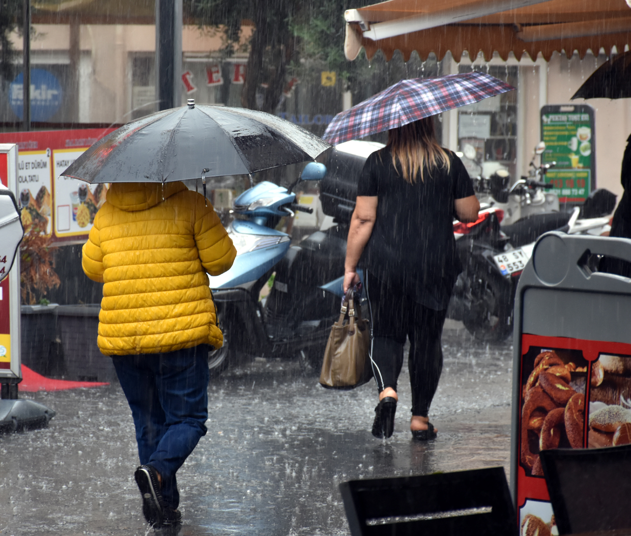 Marmaris'te sağanak yağmur yaşamı etkiledi