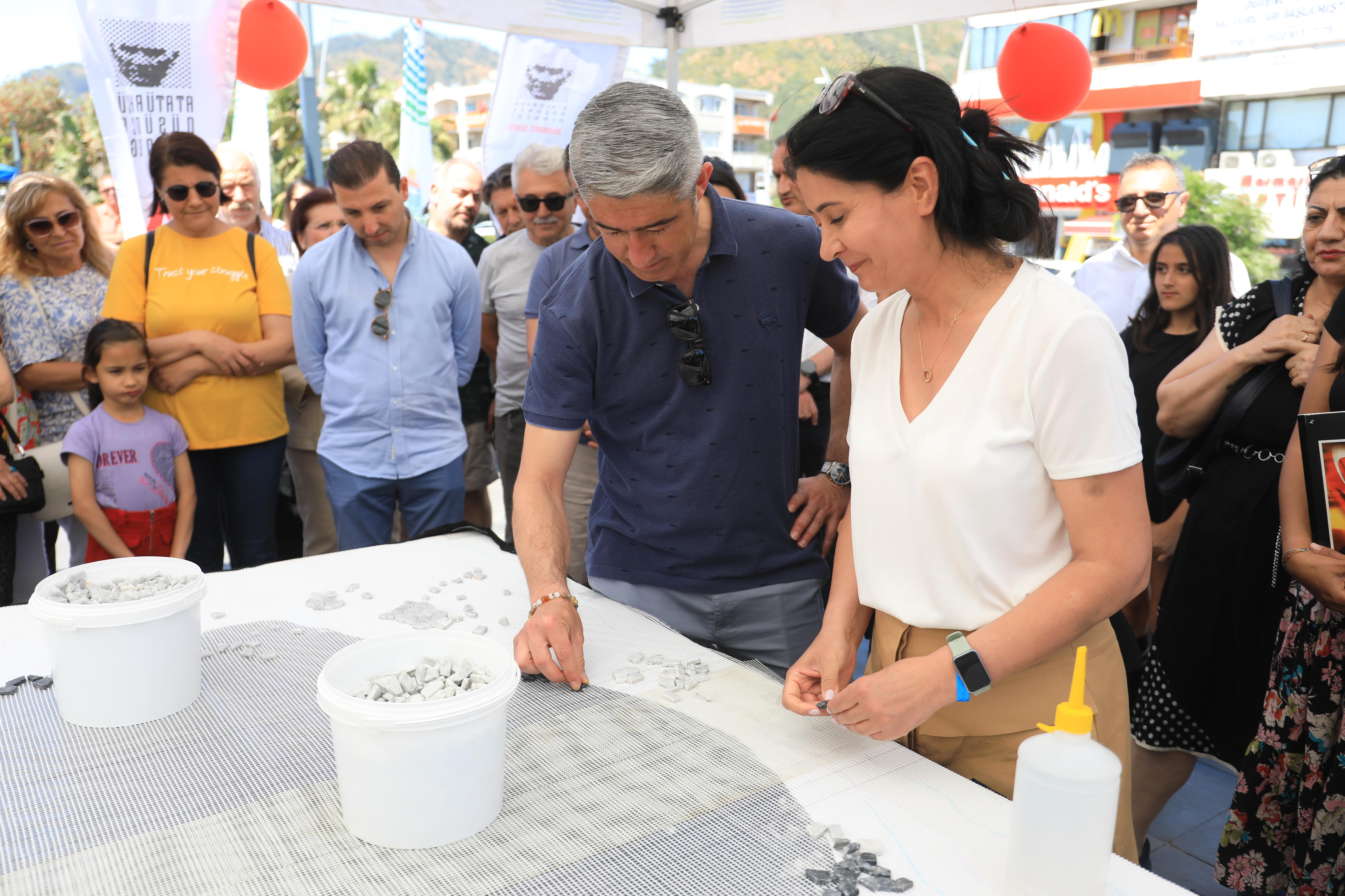 MARMARİSLİLER DEV MOZAİK ATATÜRK HEYKELİ YAPTI