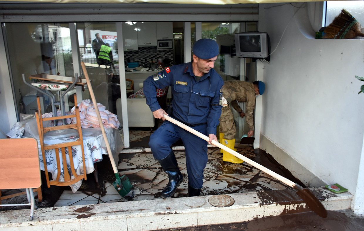 JANDARMA SU BASAN EVLERİ VE BAHÇELERİ TEMİZLEDİ