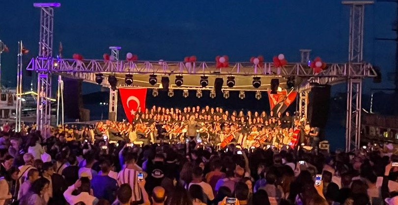 ÖĞRENCİLER MÜZİK ZİYAFETİ SUNDU