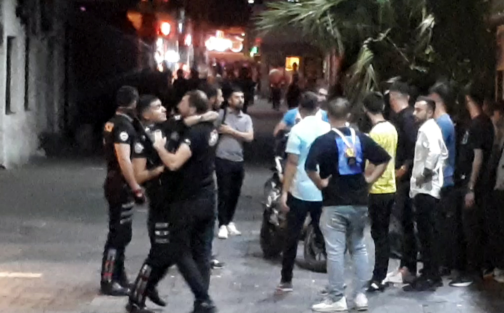 MARMARİS BARLAR SOKAĞI ÇALIŞANLARIN KAVGASI KAMERALARA TAKILDI