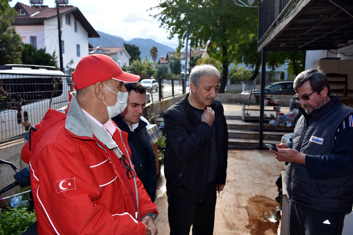 AK PARTİ, KIZILAY, SOSYAL YARDIMLAŞMA VAKFI EL ELE SEL MAĞDURLARININ YANINDA