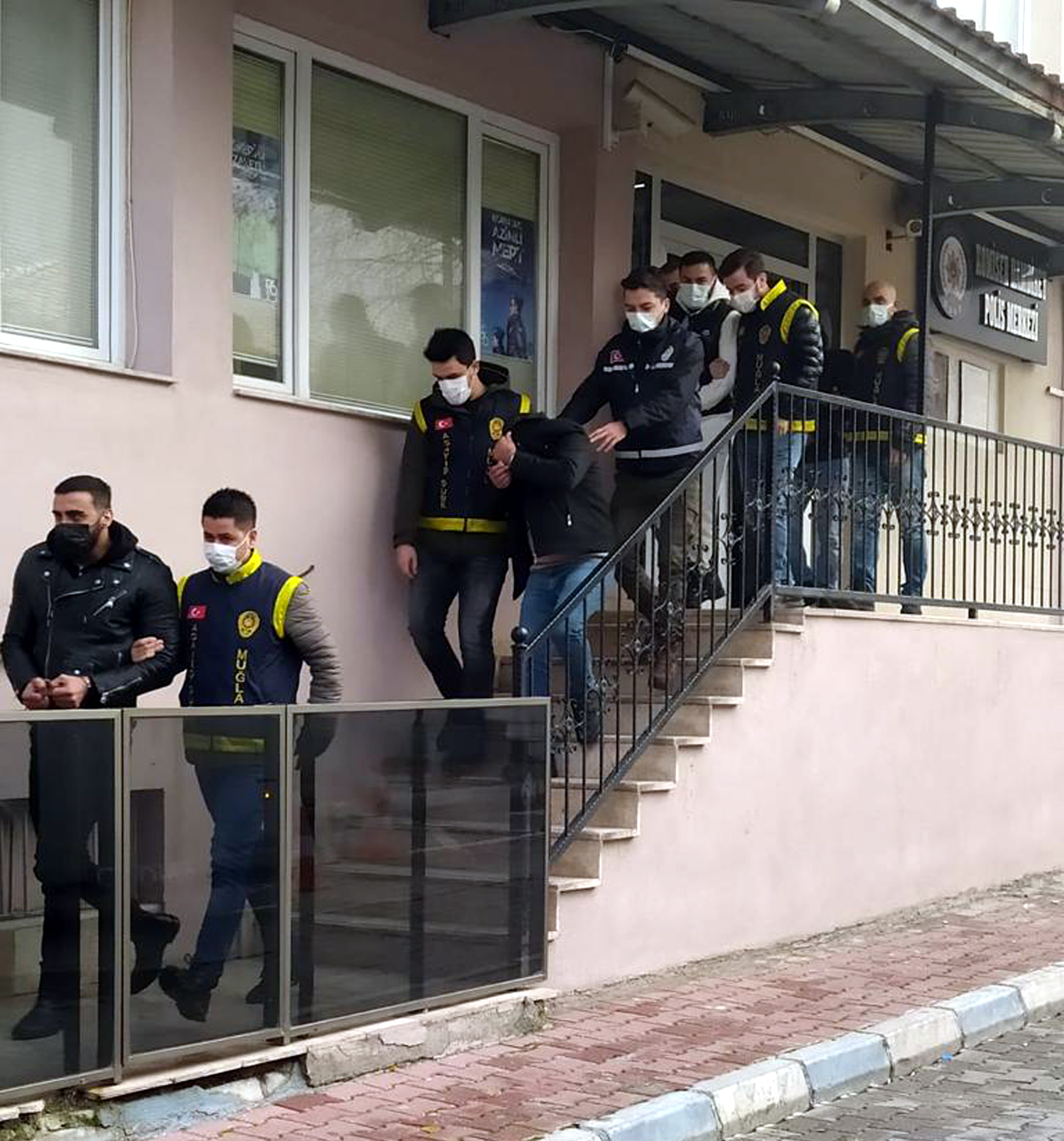 MARMARİS'TE İNGİLİZ TURİSTLERİ DOLANDIRILAN ŞEBEKE ÇÖKERTİLDİ