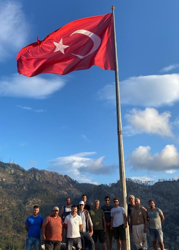 600 METRE TIRMANIP 12 METRELİK TÜRK BAYRAĞINI DİKTİLER