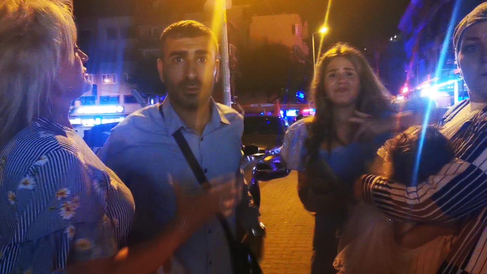 BİRBİRLERİNİ DÖVÜYORLARDI GAZETECİYİ FARKEDİNCE ONA SALDIRDILAR