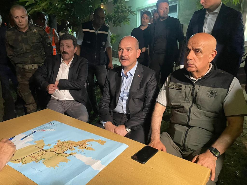 İKİ BAKAN MARMARİS YANGININI YERİNDE İNCELEDİ
