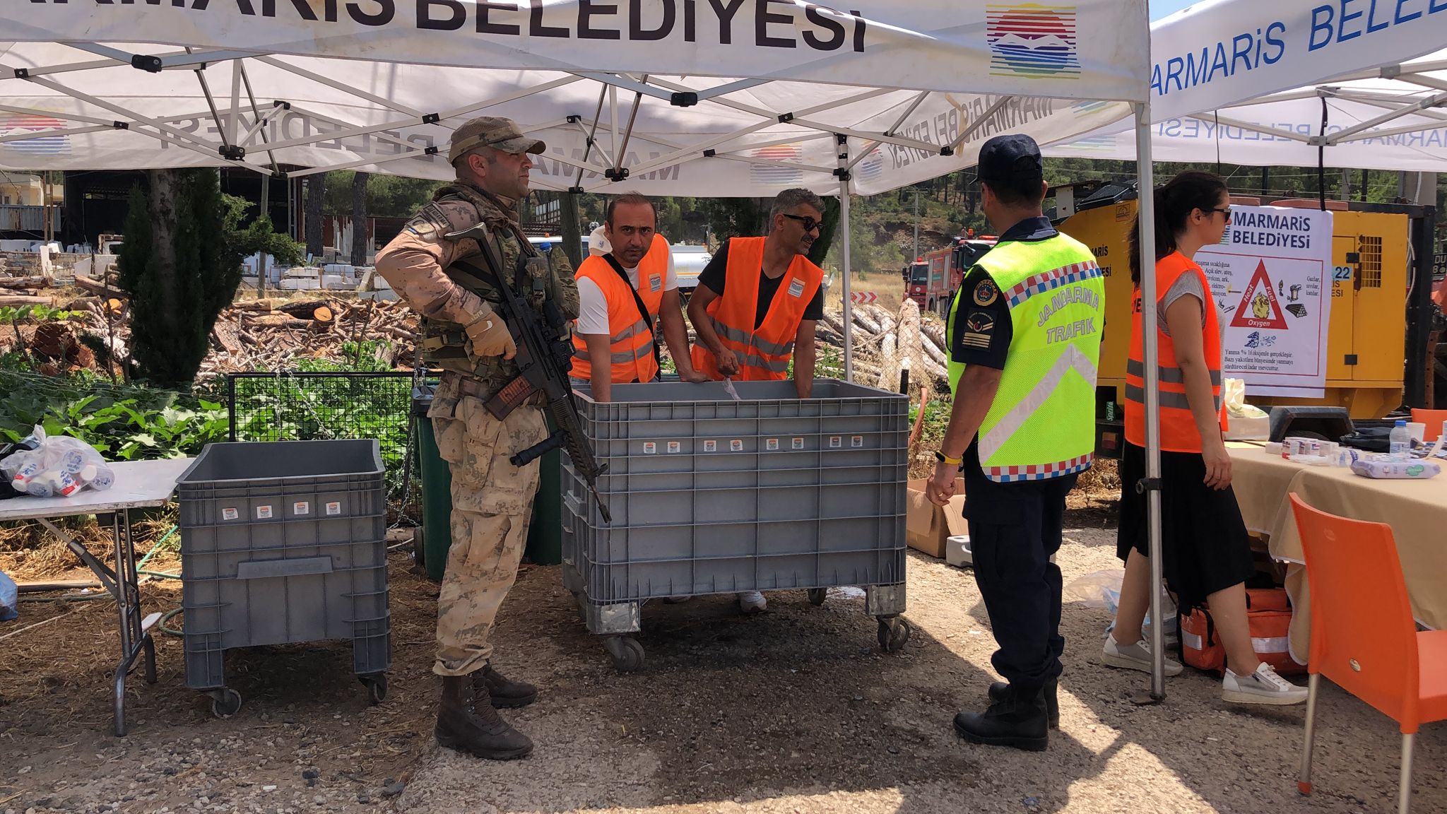 MARMARİS BELEDİYESİ TÜM EKİPLERİ İLE ALEV SAVAŞÇILARIN YANINDA