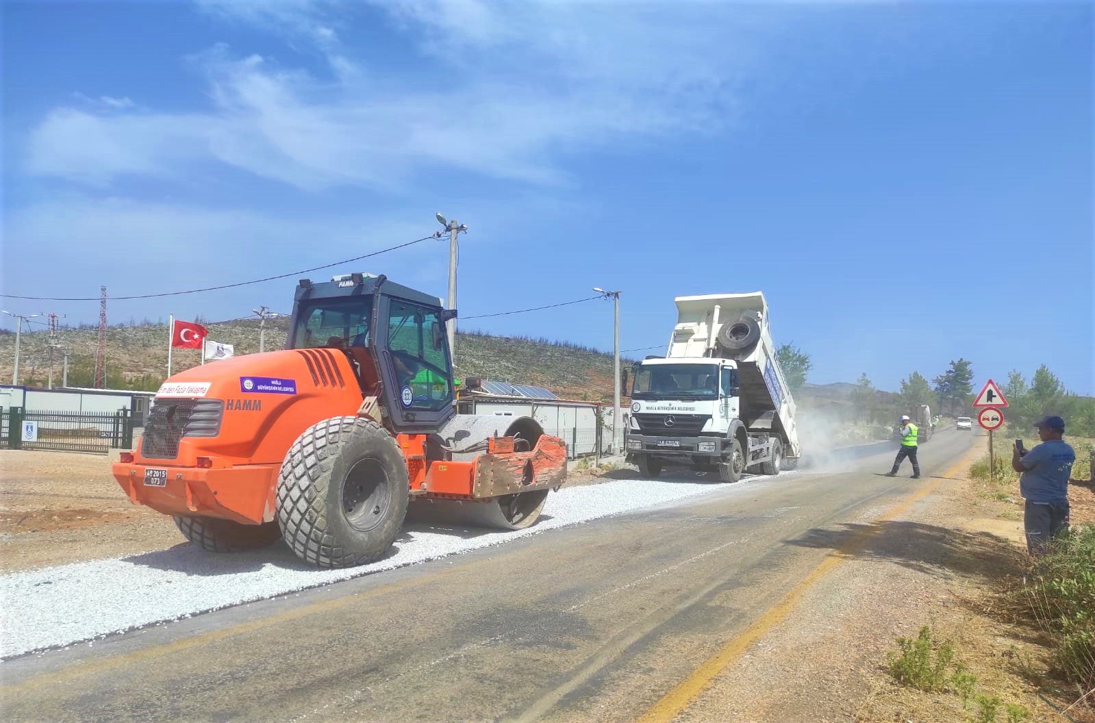 yol çalışmalarını sürdürüyor