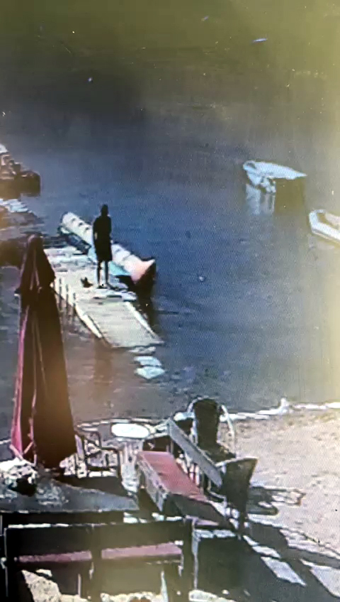 MARMARİS SAHİLİNDE AYAKKABI HIRSIZI KAMERALARA TAKILDI