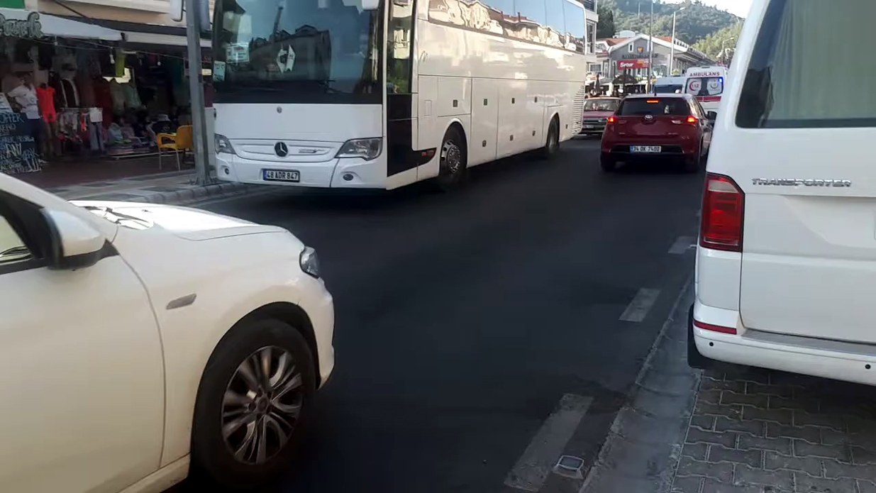 AMBULANS, KAMYON VE TUR OTOBÜSÜ NEDENİYLE GEÇMEKTE ZORLANDI