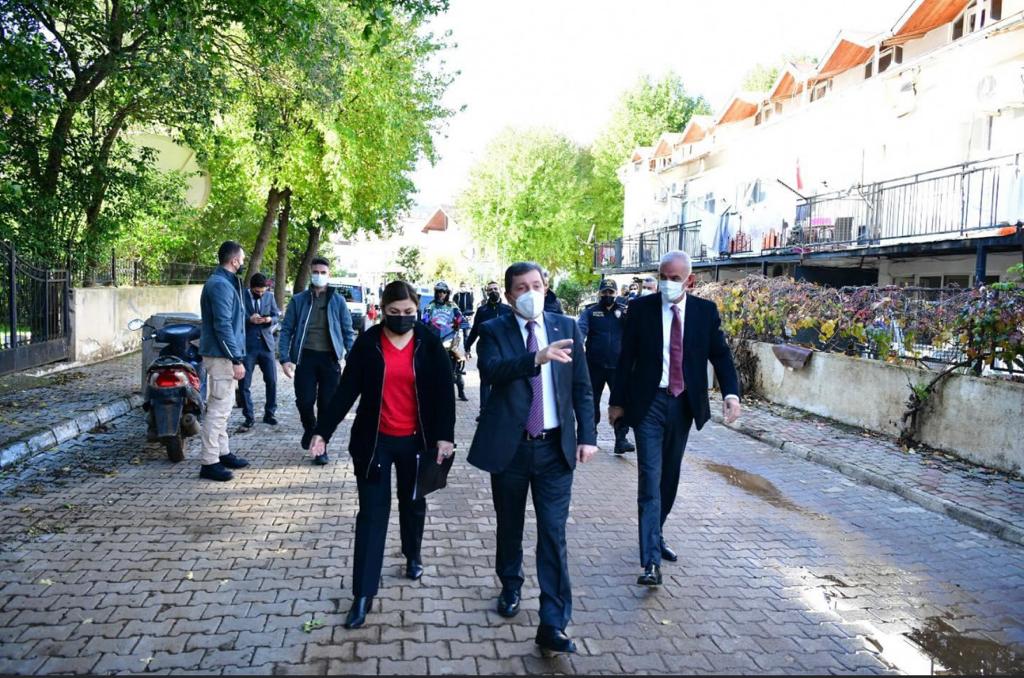 MUĞLA VALİSİ TAVLI MARMARİS'TE SEL MAĞDURU AİLELERİN YÜZÜNÜ GÜLDÜRDÜ