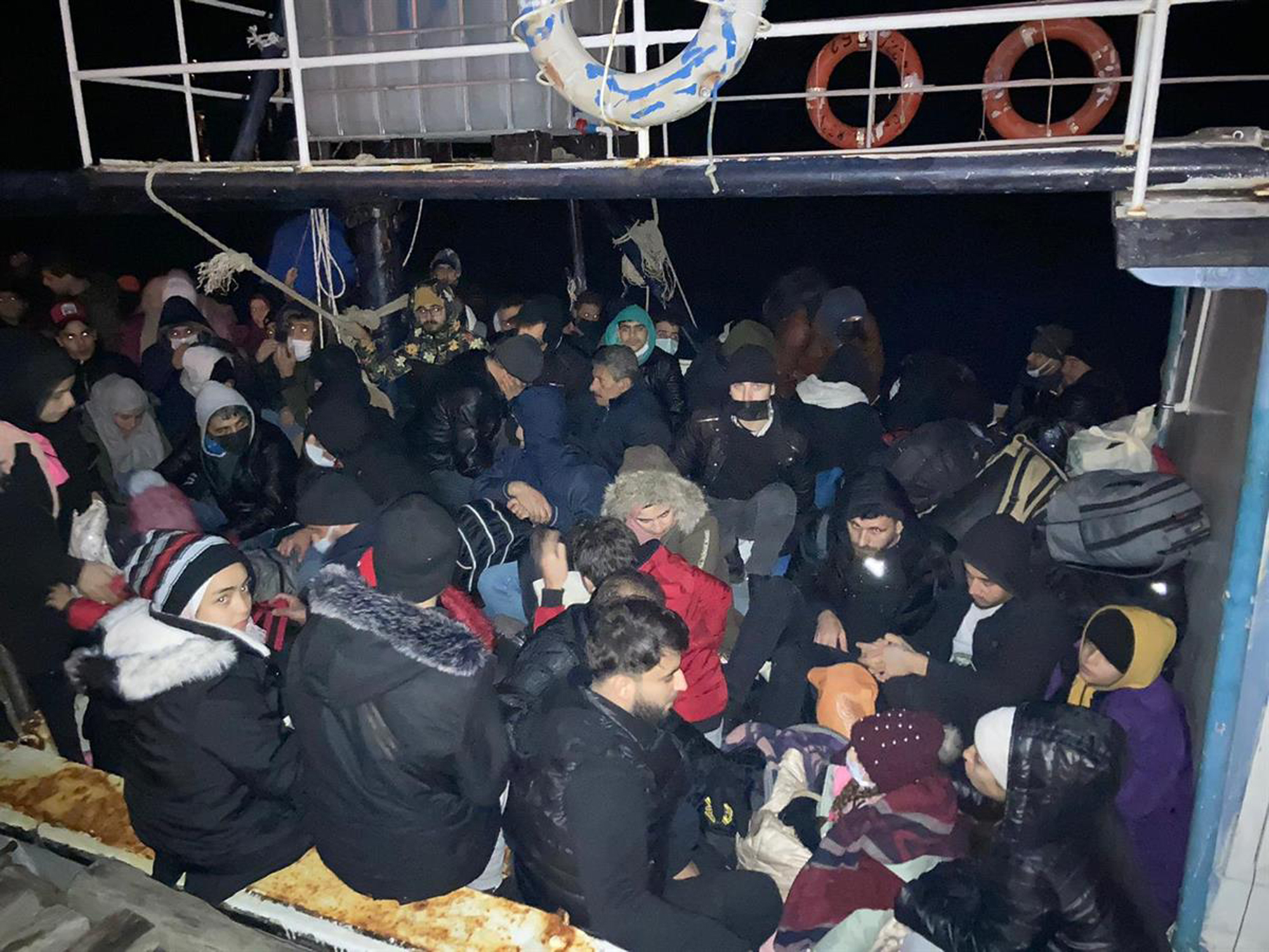 BALIKÇI TEKNESİNDE 100 MÜLTECİ VE BİR KAPTAN YAKALANDI.